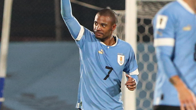 De la Cruz completó su doblete y puso el tercer gol uruguayo ante Chile