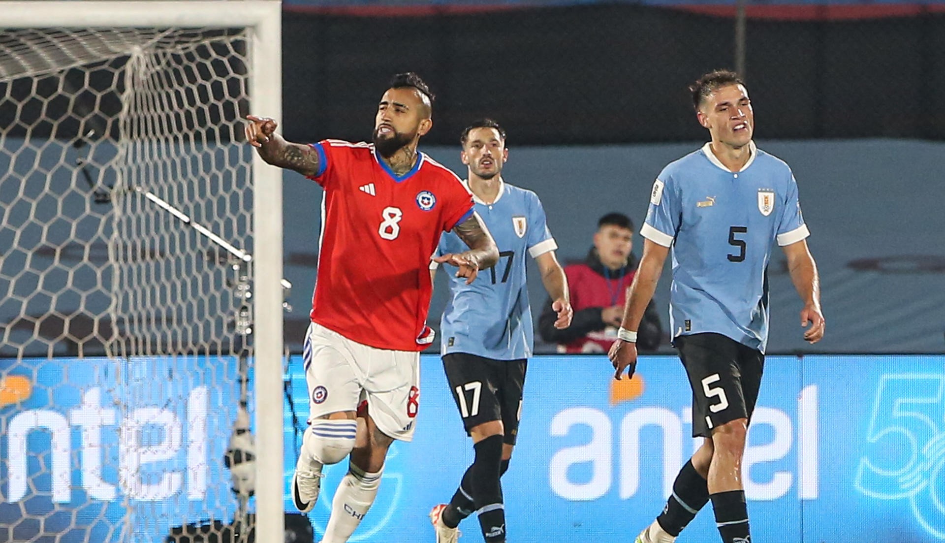 Vidal entró y marcó el único descuento de Chile ante Uruguay en Montevideo