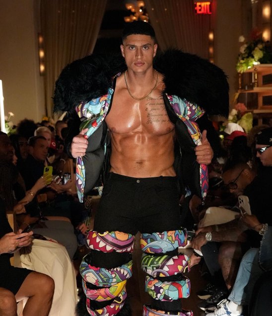 Sammis Reyes la rompió en desfile del New York Fashion Week