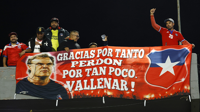 “Gracias por tanto”: Chilenos dedicaron lienzos a Bielsa en Uruguay