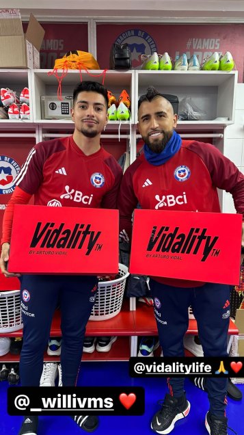 Vidal repartió suplementos de su marca en el plantel de La Roja