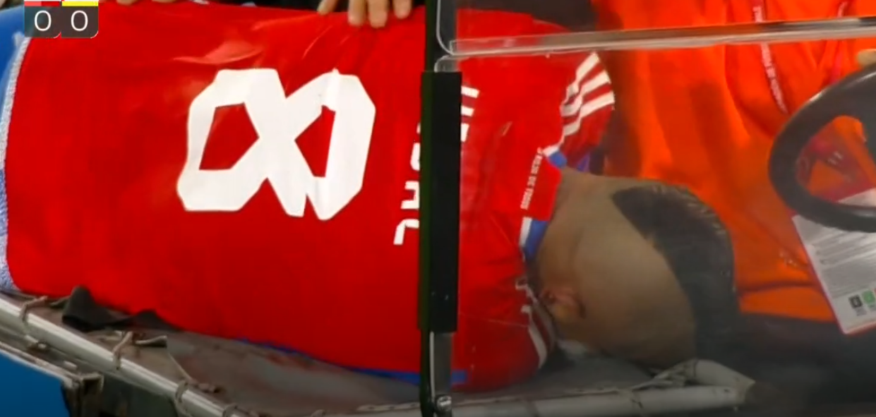 Arturo Vidal no dio más: Salió lesionado y en camilla en el partido con Colombia