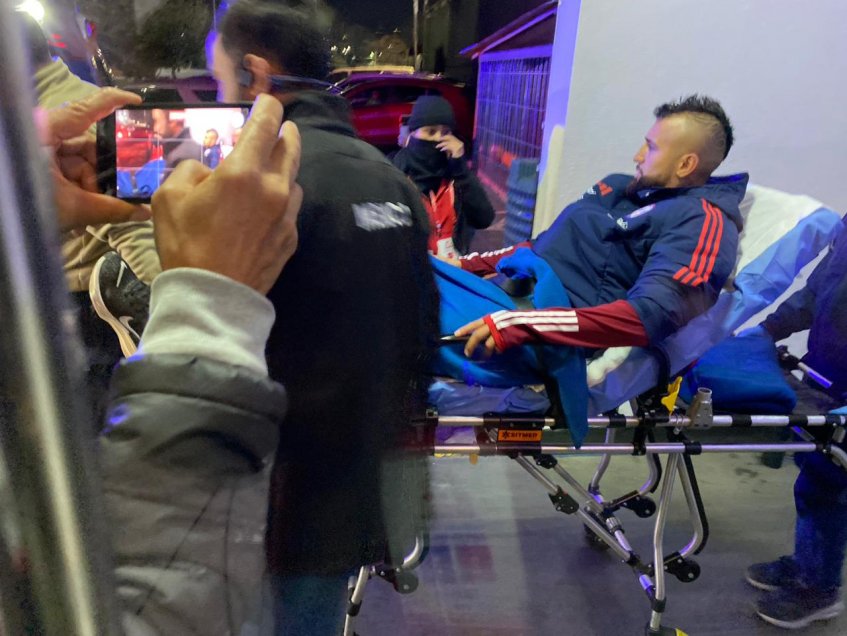 Terminó en ambulancia: El complicado partido del lesionado Arturo Vidal ante Colombia