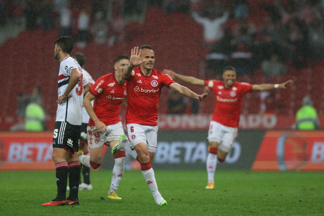 Inter de Porto Alegre terminó su mala racha de 10 partidos sin ganar con triunfo ante Sao Paulo