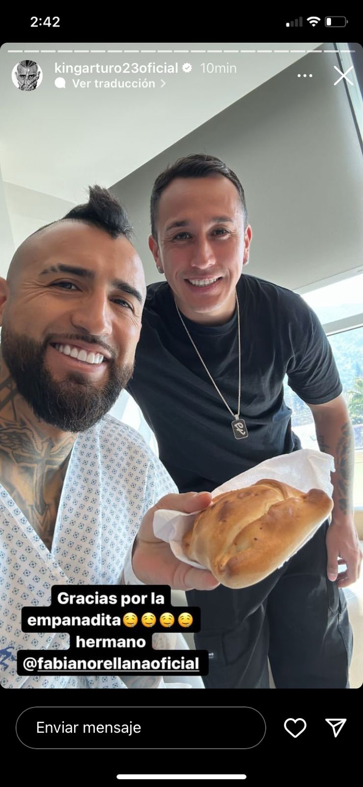 Fabián Orellana llevó especial regalo “dieciochero” a Arturo Vidal