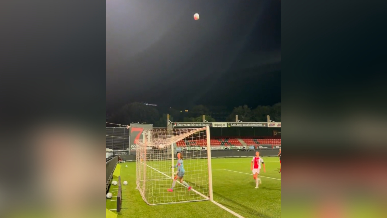 El increíble blooper en el gol de Ajax Femenino a Excelsior en Países Bajos