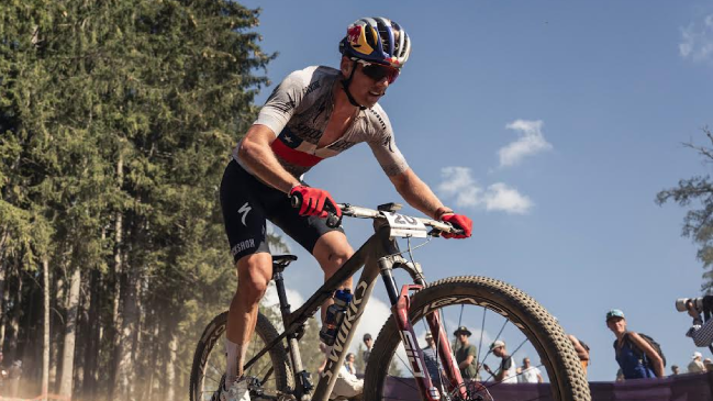 Martín Vidaurre superó un pinchazo y completó el circuito de Les Gets en Francia