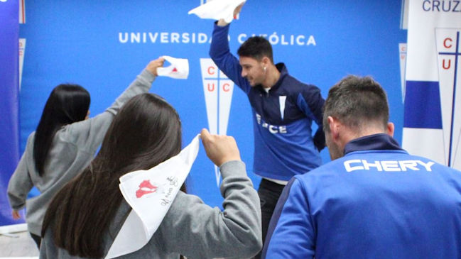 ¡Endieciochados! La UC sometió a clases de cueca a jugadores del plantel masculino y femenino