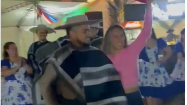 Cindy Nahuelcoy se lució con un pie de cueca en su fonda “No fueron 30 pesos, fueron 30 fechas”