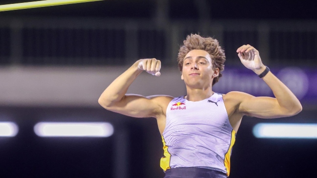 Armand Duplantis lo hizo de nuevo: Batió el récord mundial de salto con garrocha