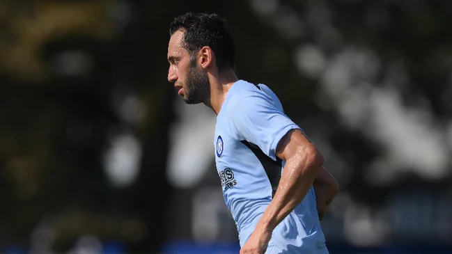 Inter de Milán también perdió a Calhanoglu para el choque ante Real Sociedad
