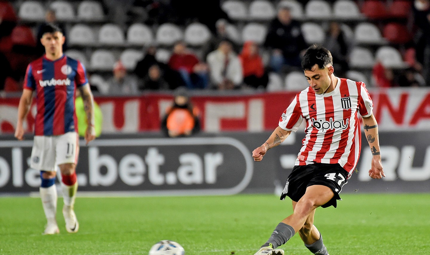 Javier Altamirano sumó minutos en empate de Estudiantes ante San Lorenzo