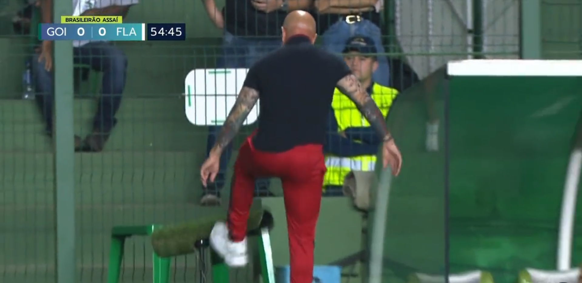 Jorge Sampaoli pateó un micrófono en empate de Flamengo y Goiás
