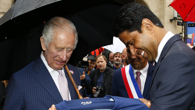 Al Khelaifi regaló una camiseta de PSG al Rey Carlos III
