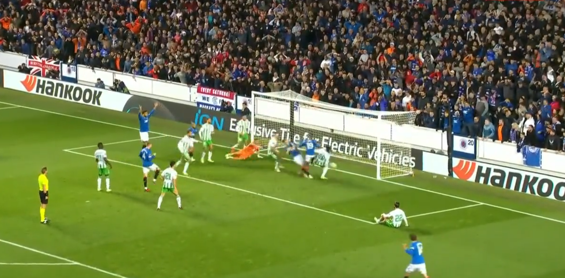 Betis sufrió el gol de Rangers pese a un tremendo tapadón de Claudio Bravo