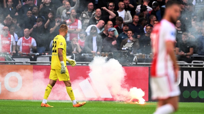 El clásico entre Ajax y Feyenoord fue suspendido por lanzamiento de bengalas a la cancha