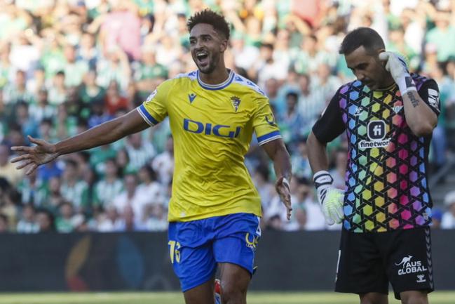 Claudio Bravo fue titular en empate de Betis contra Cádiz