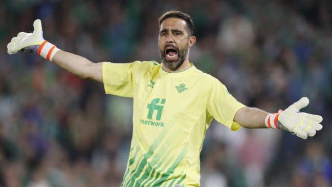 Real Betis sondea opciones para el arco ante posible retiro de Bravo, según prensa española