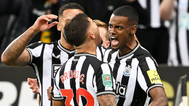 Isak anotó tras carrera de Joelinton para el adiós de Man. City en la Copa de la Liga ante Newcastle