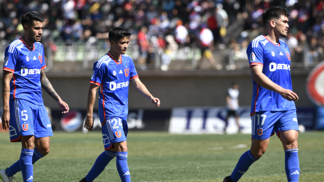 Hinchas de la U lanzaron panfletos con mensajes contra los jugadores en las afueras del CDA