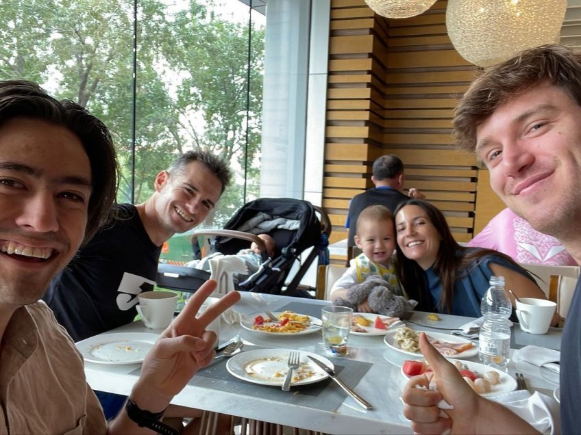 ¡Equipo completo! Santi y Juanito Jarry presenciaron el triunfo de su padre ante Tsitsipas