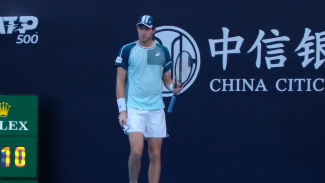 [Video] Se llevó una ovación: El notable gesto de Nicolás Jarry en su triunfal debut ante Tsitsipas