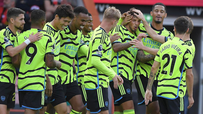 Arsenal goleó a Bournemouth y sigue al acecho del liderato en la Premier League