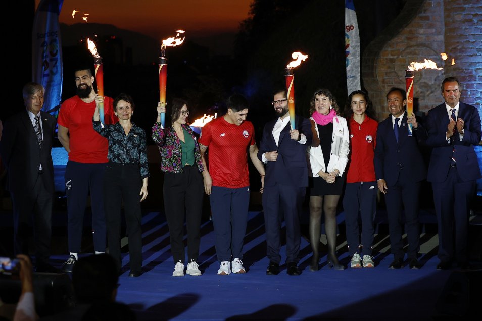Presidente Boric encabezó ceremonia del Fuego Panamericano en el Cerro Santa Lucía