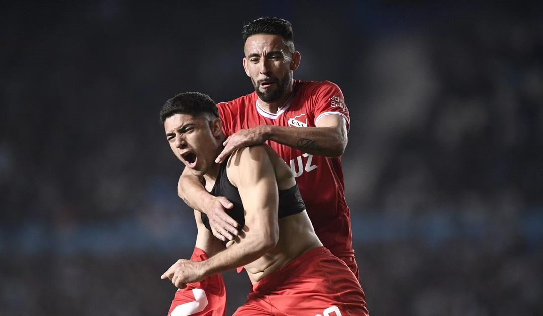 Isla celebró ante Arias el triunfo de Independiente ante Racing en el clásico de Avellaneda