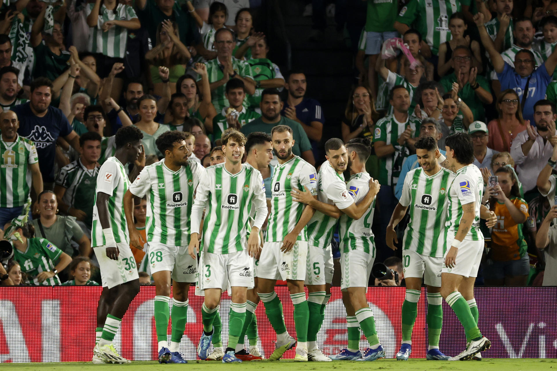 Betis de Pellegrini y Bravo volvió a celebrar con sólido triunfo ante Valencia