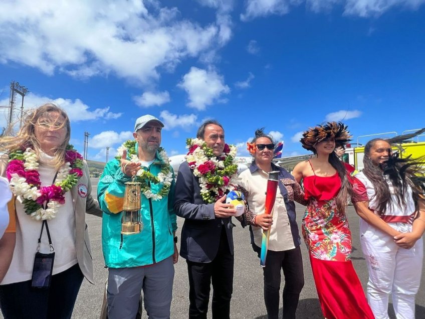 Ministro Jaime Pizarro llevó el Fuego Panamericano a Rapa Nui