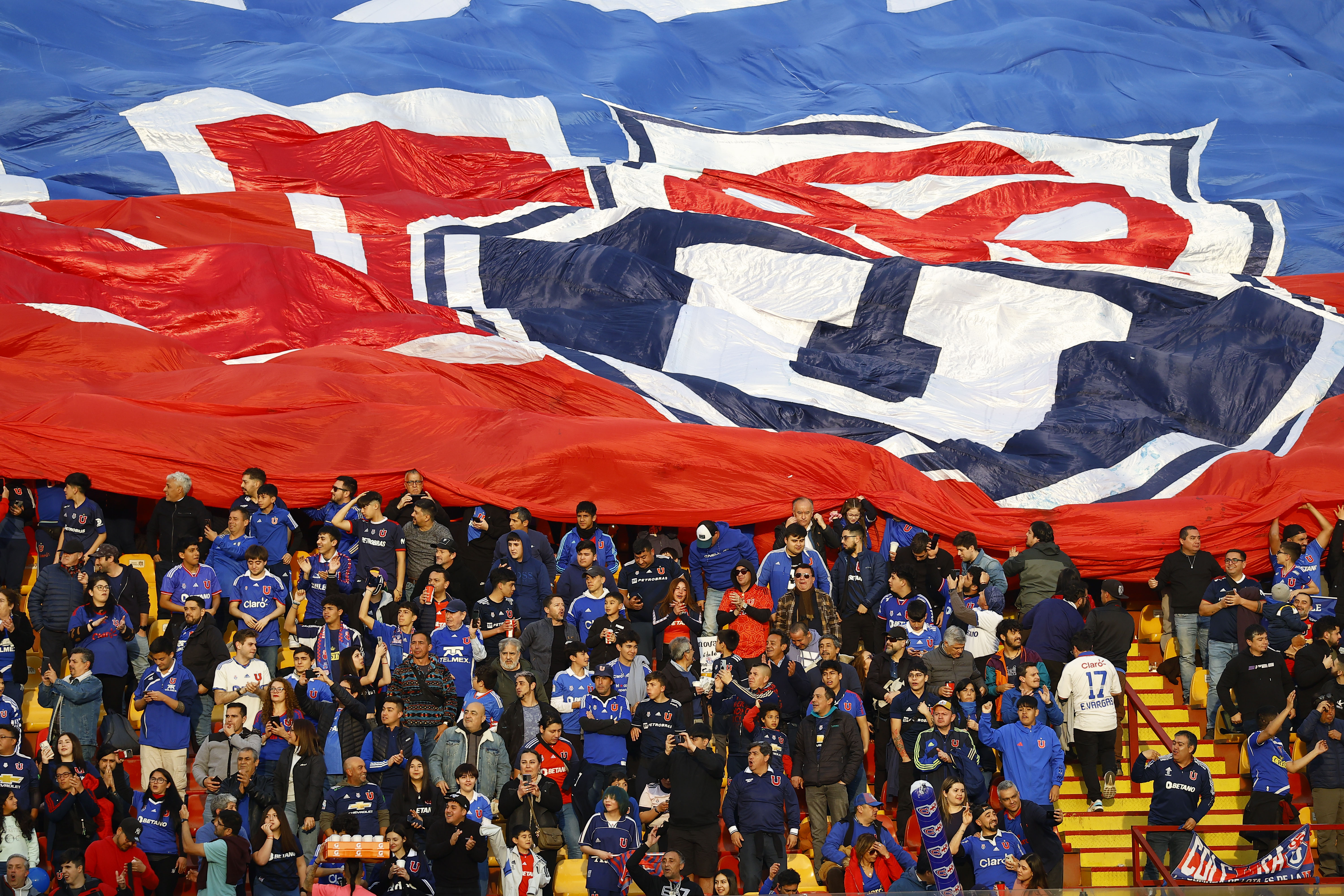 “Den la cara”: Barristas de la U expresaron con lienzos su molestia contra Azul Azul