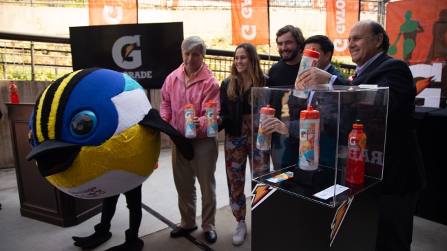 Mayne-Nicholls y destacados deportistas dieron lanzamiento a la botella oficial de Santiago 2023