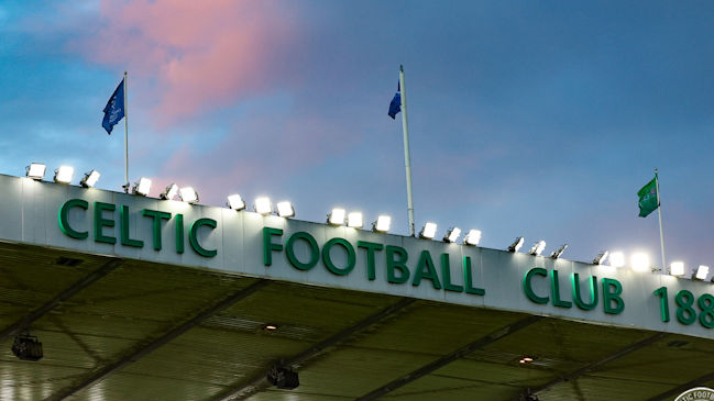 Hinchas de Celtic desplegaron enorme lienzo antifascista en su duelo con Lazio por Champions