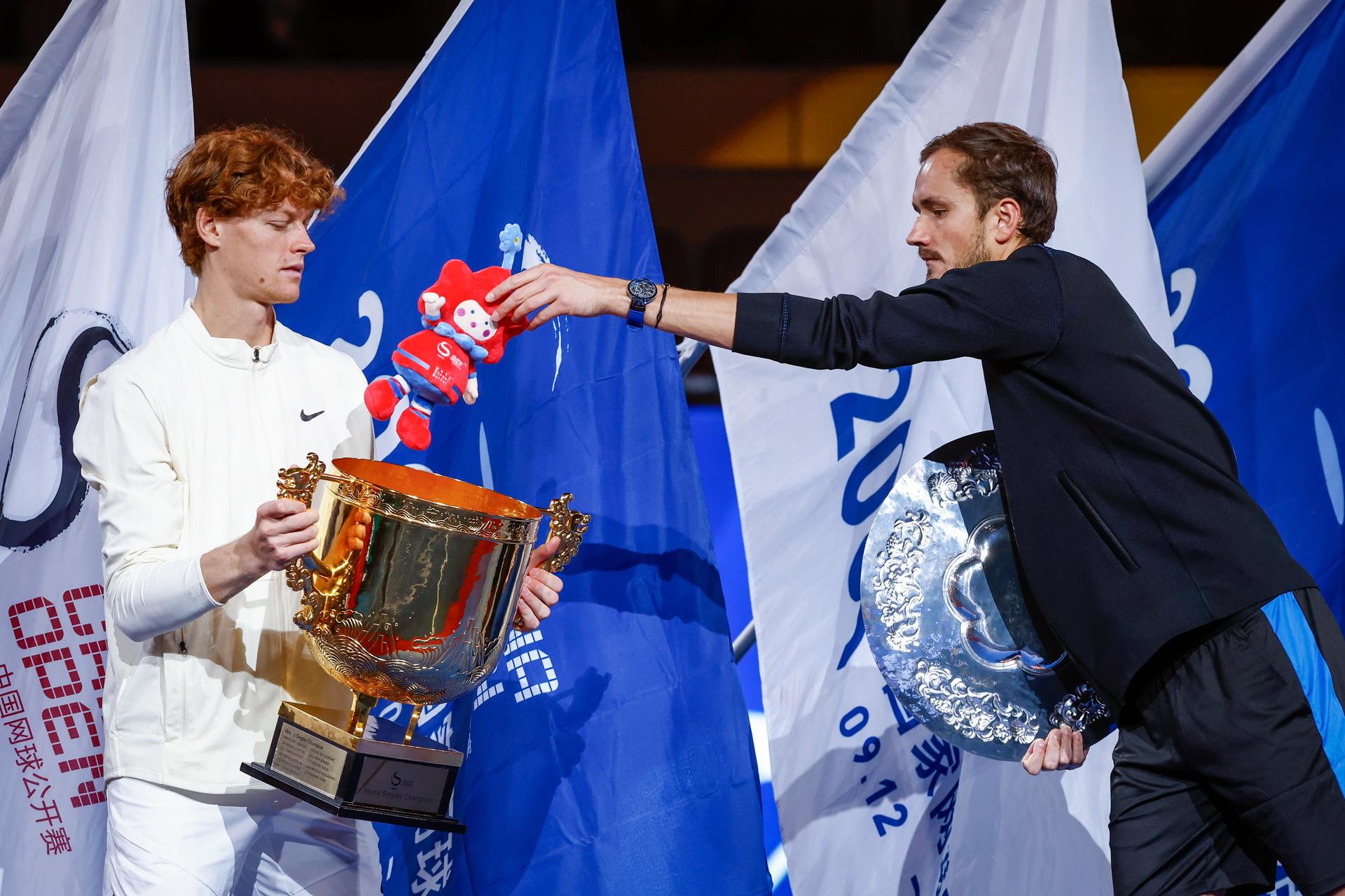 Medvedev le “robó” un peluche a Sinner durante la premiación del China Open