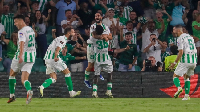 Claudio Bravo volvió al banco en remontada de Real Betis sobre Sparta Praga