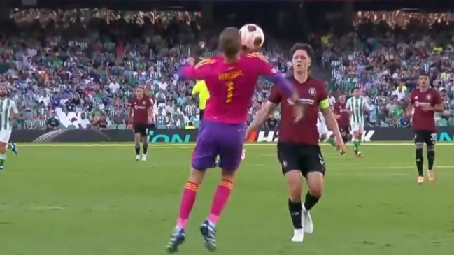 El impresionante error del portero de Sparta Praga en derrota con Betis de Pellegrini