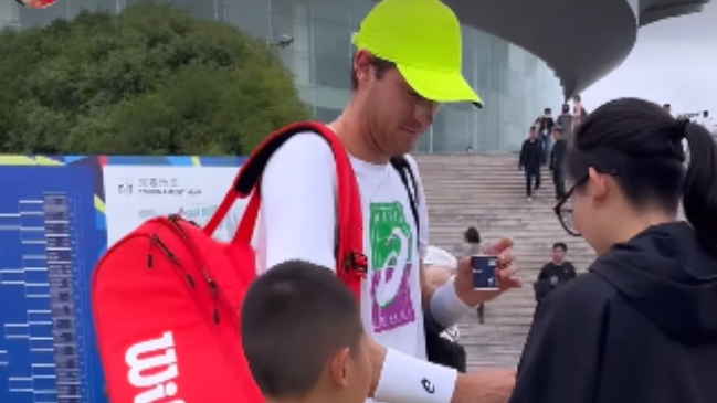 Con estatus de ídolo: Nicolás Jarry firmó autógrafos en Shanghai