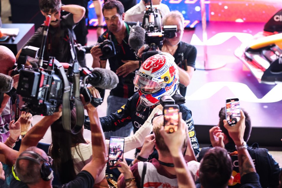 La celebración Max Verstappen luego de sellar el tricampeonato en la Fórmula 1