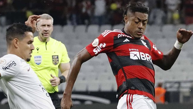 Corinthians evitó el salto de Flamengo de Erick Pulgar al segundo lugar con un empate
