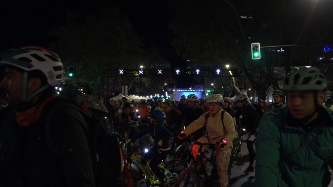 Una masiva cicletada nocturna se realizó en Providencia como previa a Santiago 2023