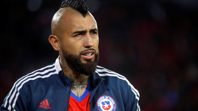 Arturo Vidal visitó la concentración de la Roja en “Juan Pinto Durán”