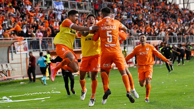 Cobreloa consiguió un agónico triunfo ante San Luis y se mantuvo en la cima del Ascenso