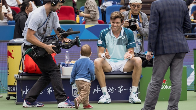 [Videos] Juanito “invadió” la cancha luego del triunfo de Jarry en Shanghai