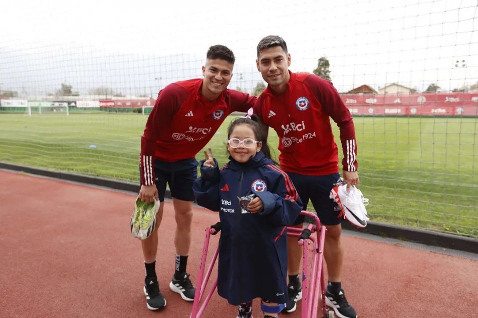 Amanda, la embajadora de la Teletón 2023, visitó a la Roja en “Juan Pinto Durán”