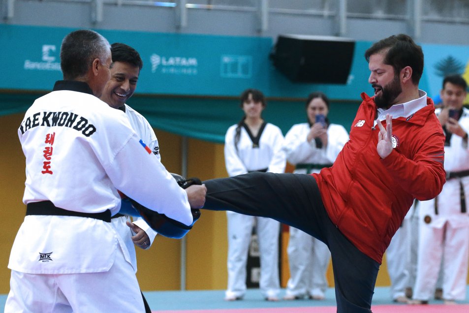 Presidente Boric se animó a practicar patadas con taekwondistas en el Parque Estadio Nacional