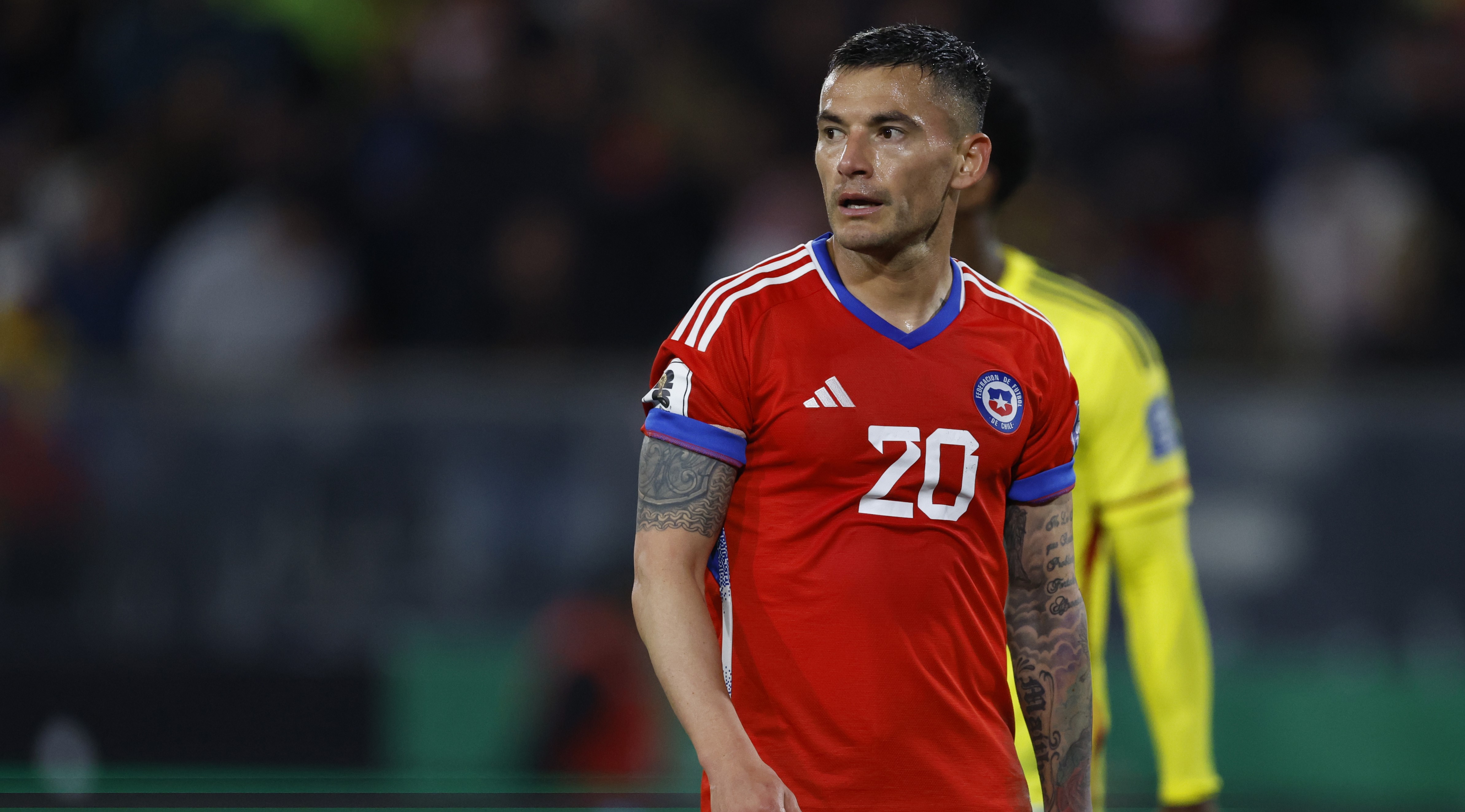 ¡Alarma en La Roja! Aránguiz es duda ante Perú tras sufrir problemas físicos en la última práctica