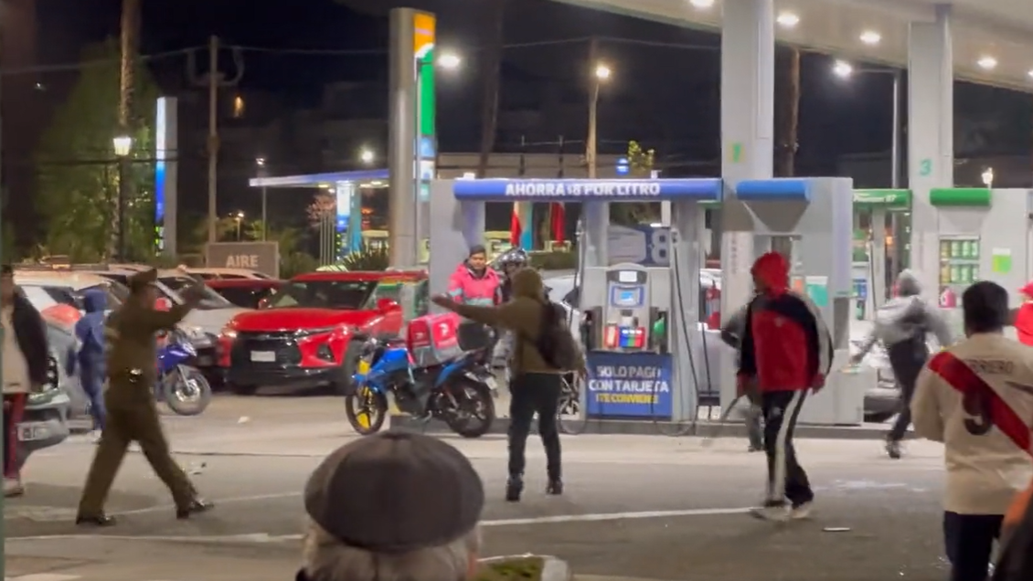 Incidentes en banderazo de hinchada peruana dejaron tres detenidos