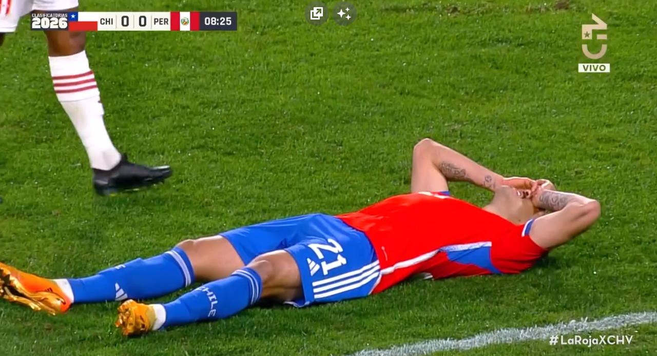 Sufre La Roja: Matías Catalán salió lesionado en los primeros minutos ante Perú