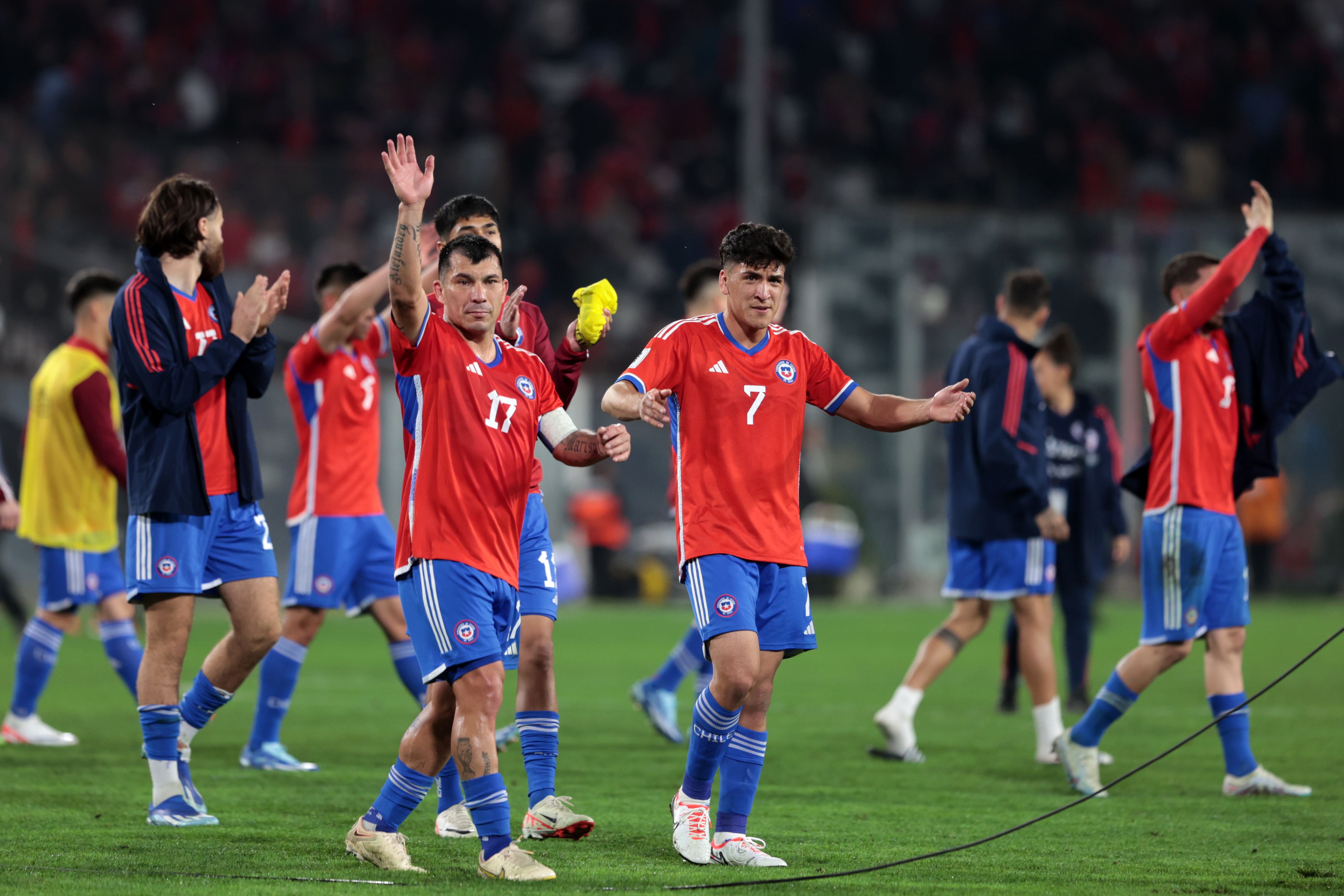 Resumen: Chile logró su primer triunfo y Argentina lidera en solitario en las Clasificatorias